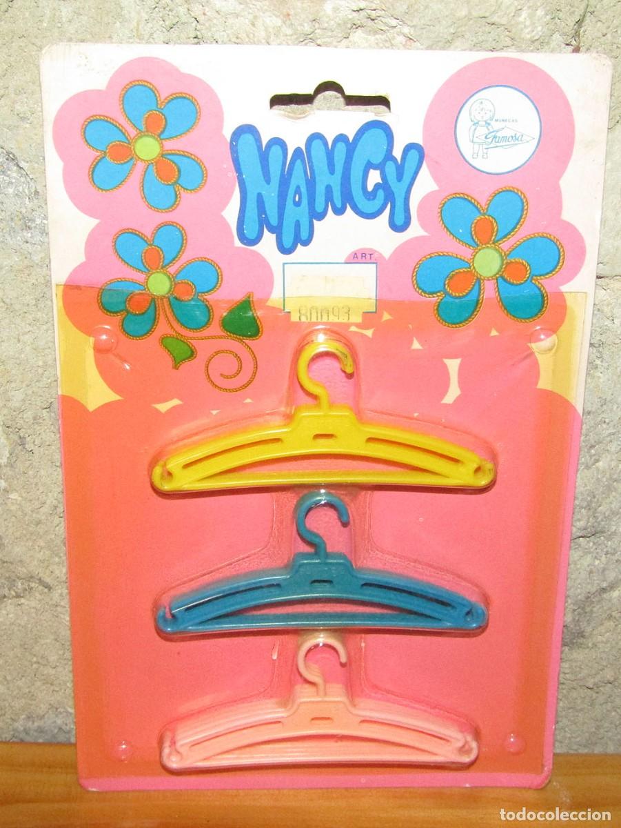 Mu&ntilde;ecas Nancy y Lucas: ANTIGUO BLISTER CON PERCHAS DE NANCY, DE FAMOSA - A&Ntilde;OS 70 - COMPLETO