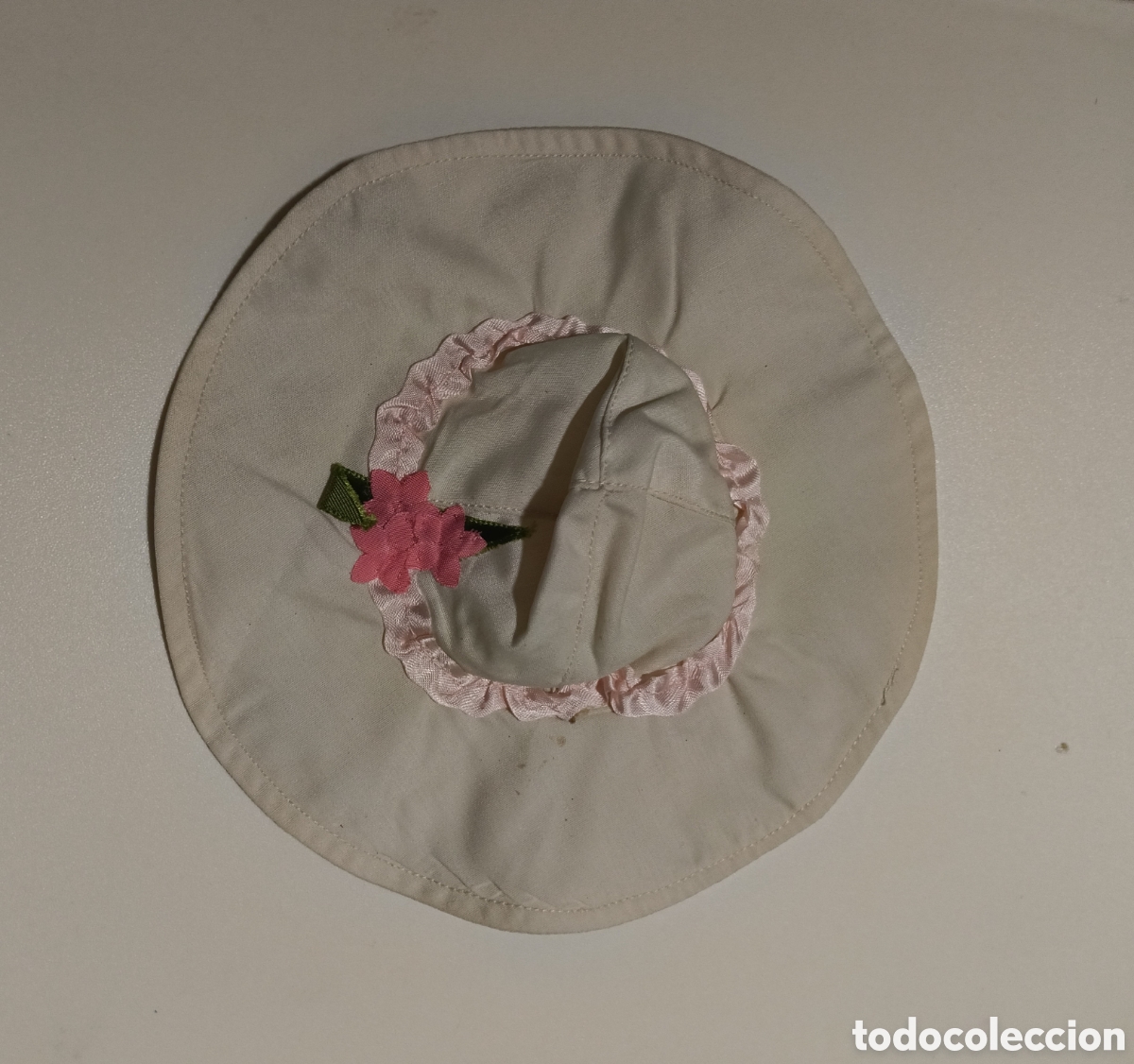 Mu&ntilde;ecas Nancy y Lucas: sombrero de tela beige con cinta rizada y flor de tela rosa