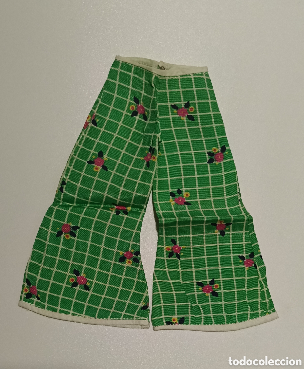 Mu&ntilde;ecas Nancy y Lucas: pantal&oacute;n acampanado verde original de Famosa