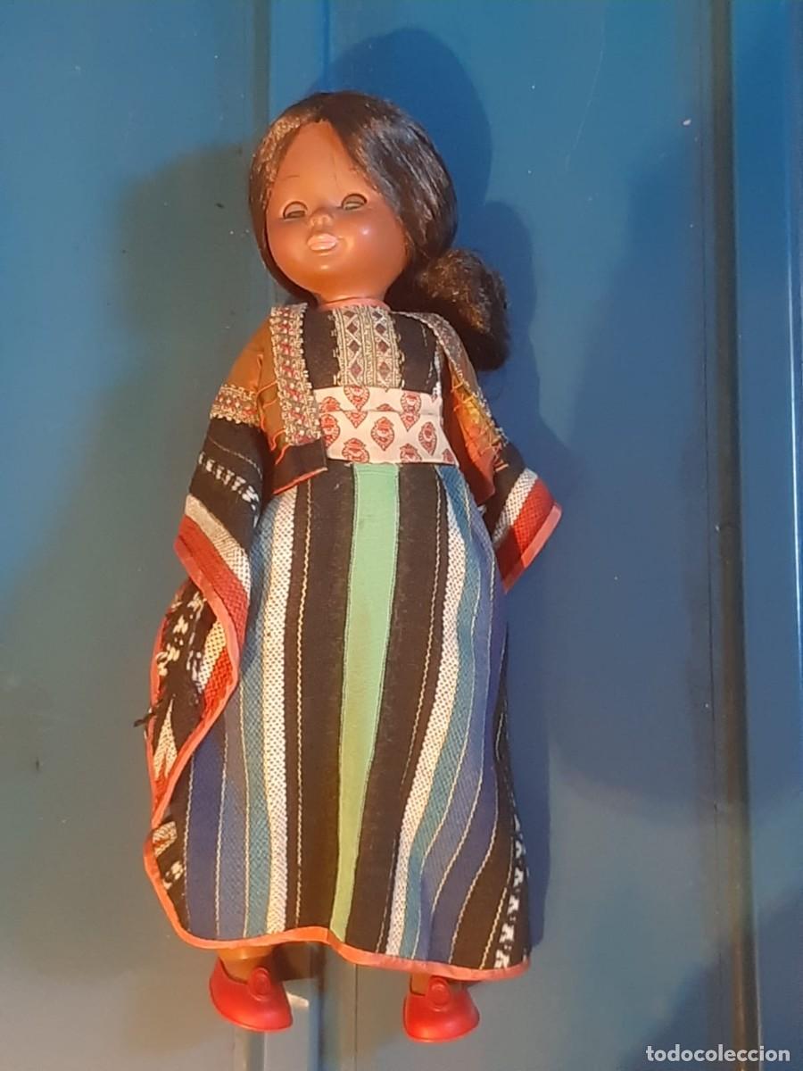 Mu&ntilde;ecas Nancy y Lucas: Nancy de Famosa piel morena y traje tradicional no identificado, a&ntilde;os 60 &oacute; 70, 41 cm de altura