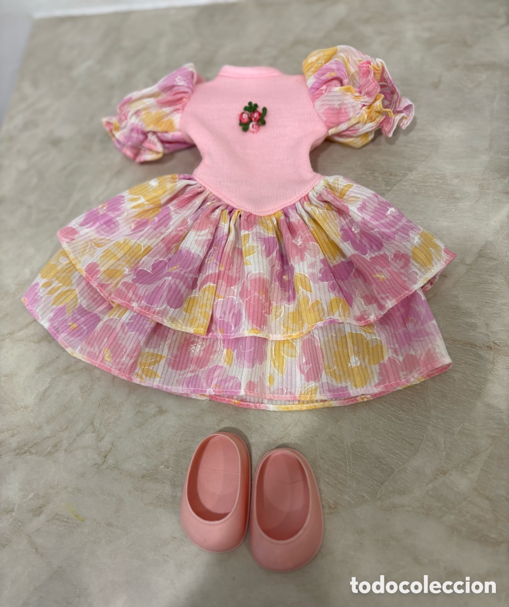 Mu&ntilde;ecas Nancy y Lucas: Conjunto de vestido con volante y zapatos rosas, modelo as&iacute; de elegante.