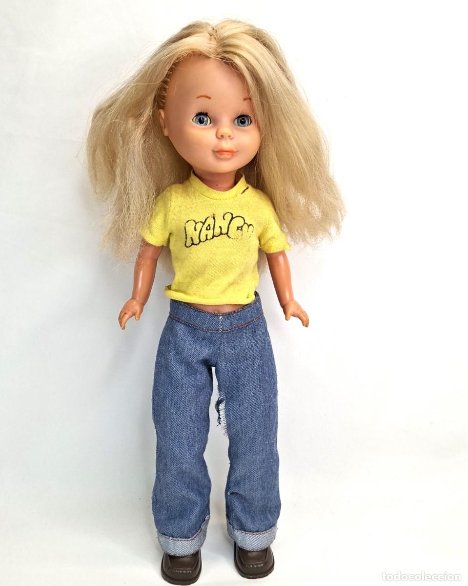 Mu&ntilde;ecas Nancy y Lucas: MU&Ntilde;ECA NANCY A&Ntilde;OS 70, PATABOLLO, BRAZOS DUROS, CON ROPA BLUE JEANS. (tiene una mancha en el brazo).