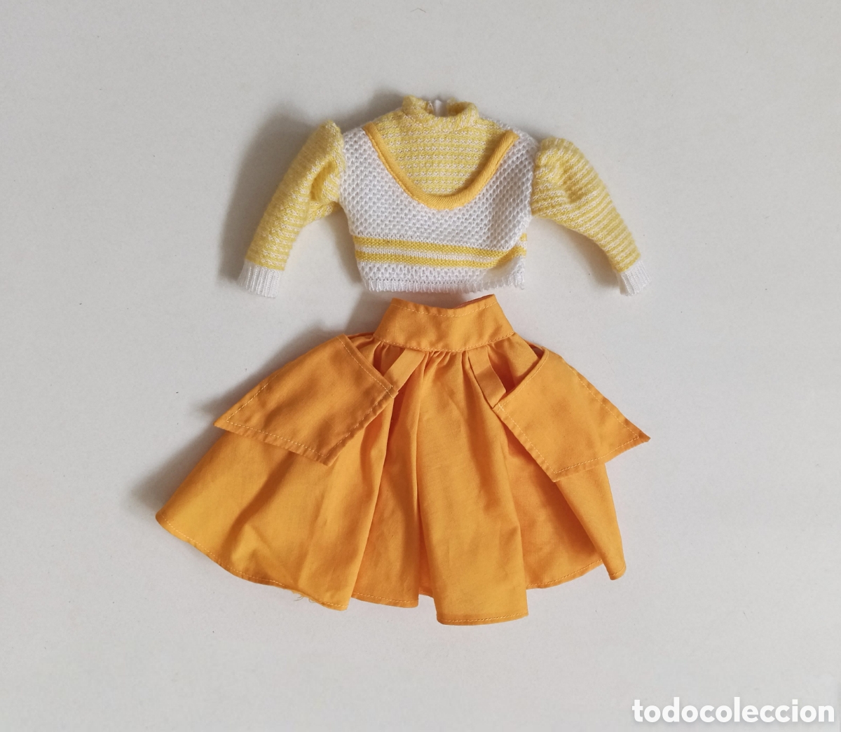 Mu&ntilde;ecas Nancy y Lucas: Nancy 80010 A conjunto jersey amarillo y blanco, falda a&ntilde;os 80 Famosa con etiqueta 1986