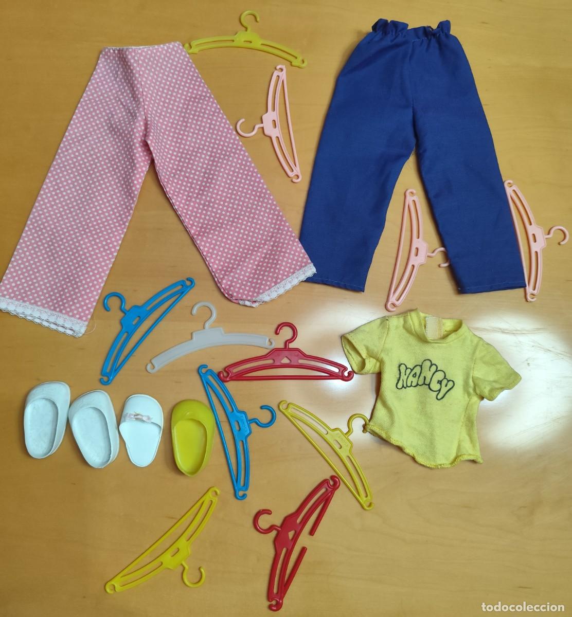 Mu&ntilde;ecas Nancy y Lucas: LOTE ROPA Y COMPLEMENTOS MU&Ntilde;ECA NANCY - BLUE JEANS CAMISETA, PIJAMA,PERCHAS , ZAPATOS