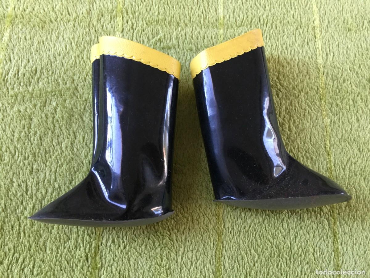 Mu&ntilde;ecas Nancy y Lucas: BOTAS DE CHAROL NANCY-EN LAS CARRERAS-A&Ntilde;OS 70