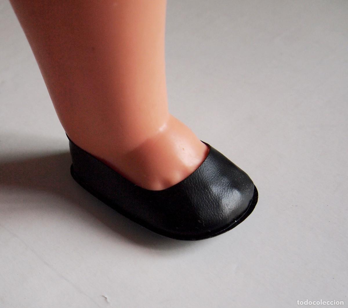 Mu&ntilde;ecas Nancy y Lucas: Zapato negro derecho tama&ntilde;o Nancy. Desconozco mu&ntilde;eca