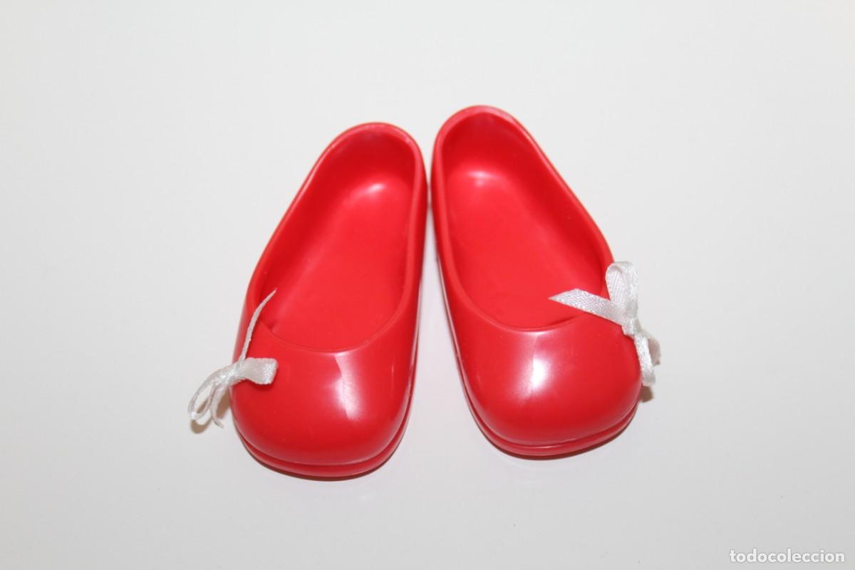 Poup&eacute;es Nancy et Lucas: NANCY NEW DE FAMOSA - ZAPATOS ROJOS DECORADO CON LAZO