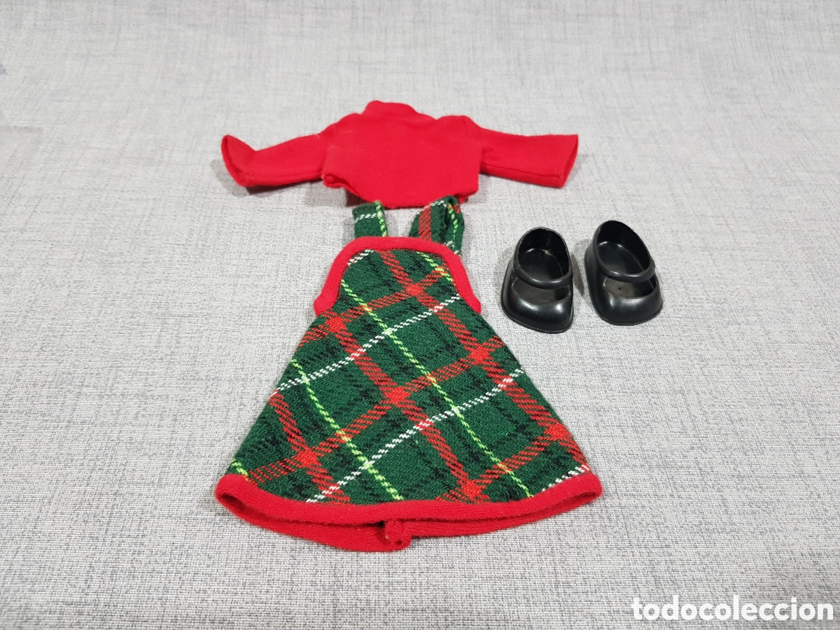 Mu&ntilde;ecas Nancy y Lucas: LESLY, LA HERMANITA DE NANCY. CONJUNTO FALDA/PETO A CUADROS, JERSEY ROJO Y ZAPATOS. FAMOSA