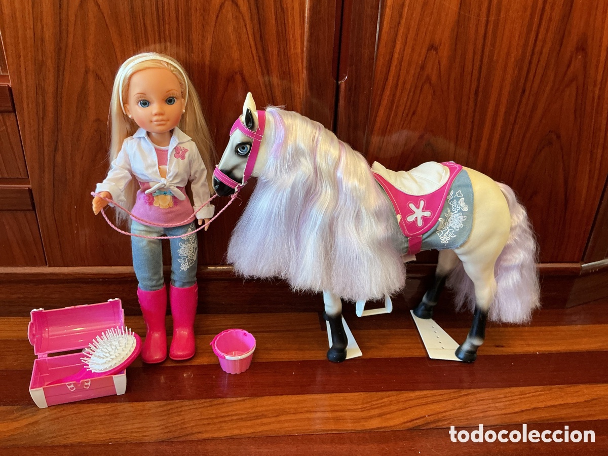 Poup&eacute;es Nancy et Lucas: Nancy y su caballo Estrella con accesorios