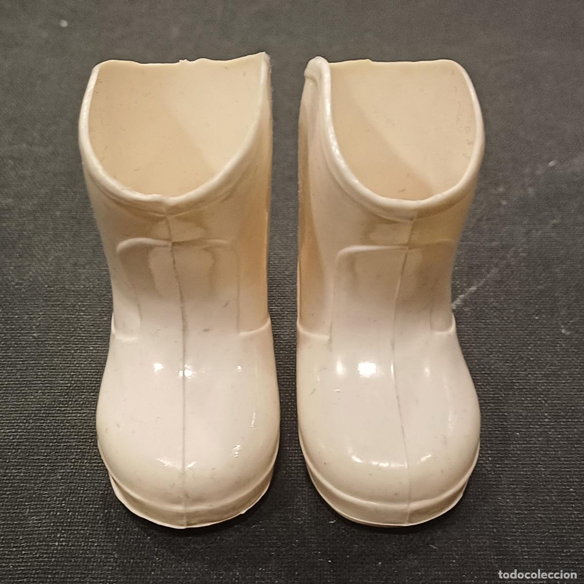Mu&ntilde;ecas Nancy y Lucas: BOTAS BLANCAS PARA NANCY DE FAMOSA.