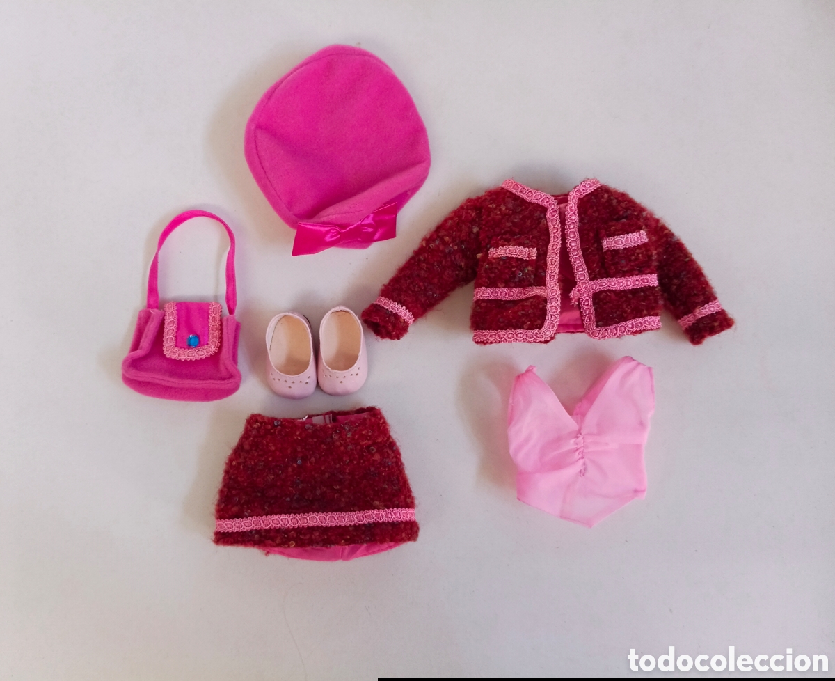 Mu&ntilde;ecas Nancy y Lucas: Nancy Quir&oacute;n conjunto Chanel chaqueta falta granate, camisa, bolso, zapatos y gorro, sombrero rosa