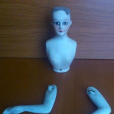 Muñecas Porcelana: CUERPO Y BRAZOS DE ANTIGUA MUÑECA BOMBONERA DE PORCELANA BISCUIT ALEMANA. Lote 36515611