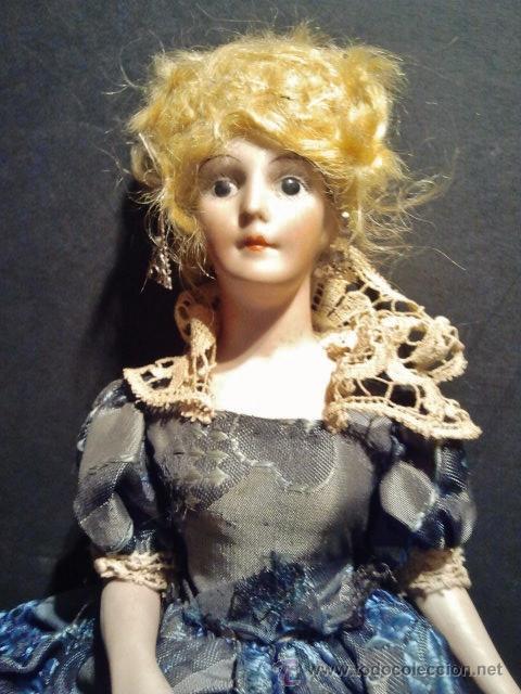 Muñecas Porcelana: Muñeca de busto de biscuit con vestido de tela original. Interior de cartón. - Foto 1 - 39513466