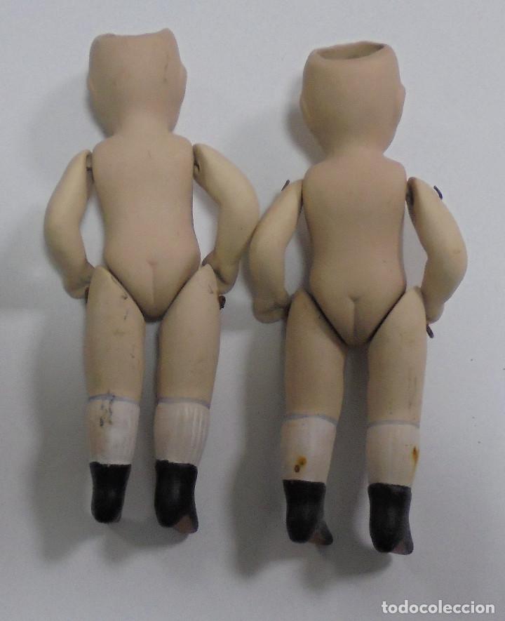 Muñecas Porcelana: LOTE DE 2 ANTIGUAS MUÑECAS IGUALES DE CERAMICA ARTICULADA. 13CM. LAS DE LAS FOTOS - Foto 5 - 80436009