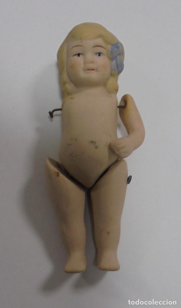 Mu&ntilde;ecas porcelana: ANTIGUA MU&Ntilde;ECA DE PORCELANA ARTICULADA. LE FALTA UN BRAZO. 9CM.