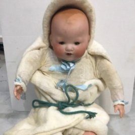Antiguo bebé cabeza de porcelana marcado A.M. Germany 35113 altura 38 cm. Cuerpo de trapo y con sus