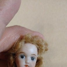 Bambole Porcellana: PRECIOSA MUÑECA DE PORCELANA ALEMANA PARA CASA DE MUÑECAS UNOS 10 CM DE ALTO. Lote 314028848