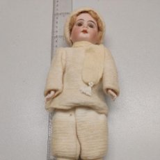 Bambole Porcellana: ANTIGUA MUÑECA CON TRINEO. CARA DE PORCELANA.BISCUIT CUERPO DE MADERA. 26 CM. ALTURA. Lote 327072298