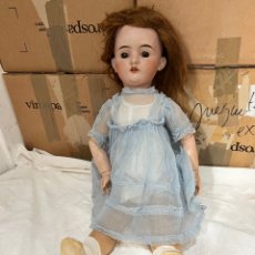 Bambole Porcellana: ANTIGUA MUÑECA DE PORCELANA OJOS CRISTAL MEDIDAS 65 CM. Lote 334471923