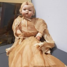Bambole Porcellana: ANTIGUA MUÑECA CABEZA DE PORCELANA Y CUERPO DE TRAPO GRAN ESTADO CIERRA LOS OJOS. Lote 351076764