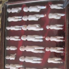 Muñecas Porcelana: RESTOS DE FABRICACION DE 24 MUÑECAS EN BISCUIT, CUADRO VITRINA CON CRISTAL, 42X32