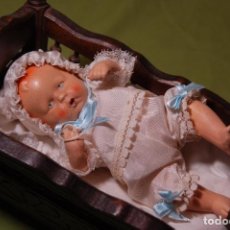 Muñecas Porcelana: BEBÉ DE PORCELANA ALEMÁN Y CUNA BRETÓN