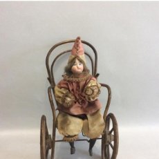Muñecas Porcelana: ANTIGUA MUÑECA EN PORCELANA Y MADERA ,CON TRONA RODANTE ,SIGLO XIX