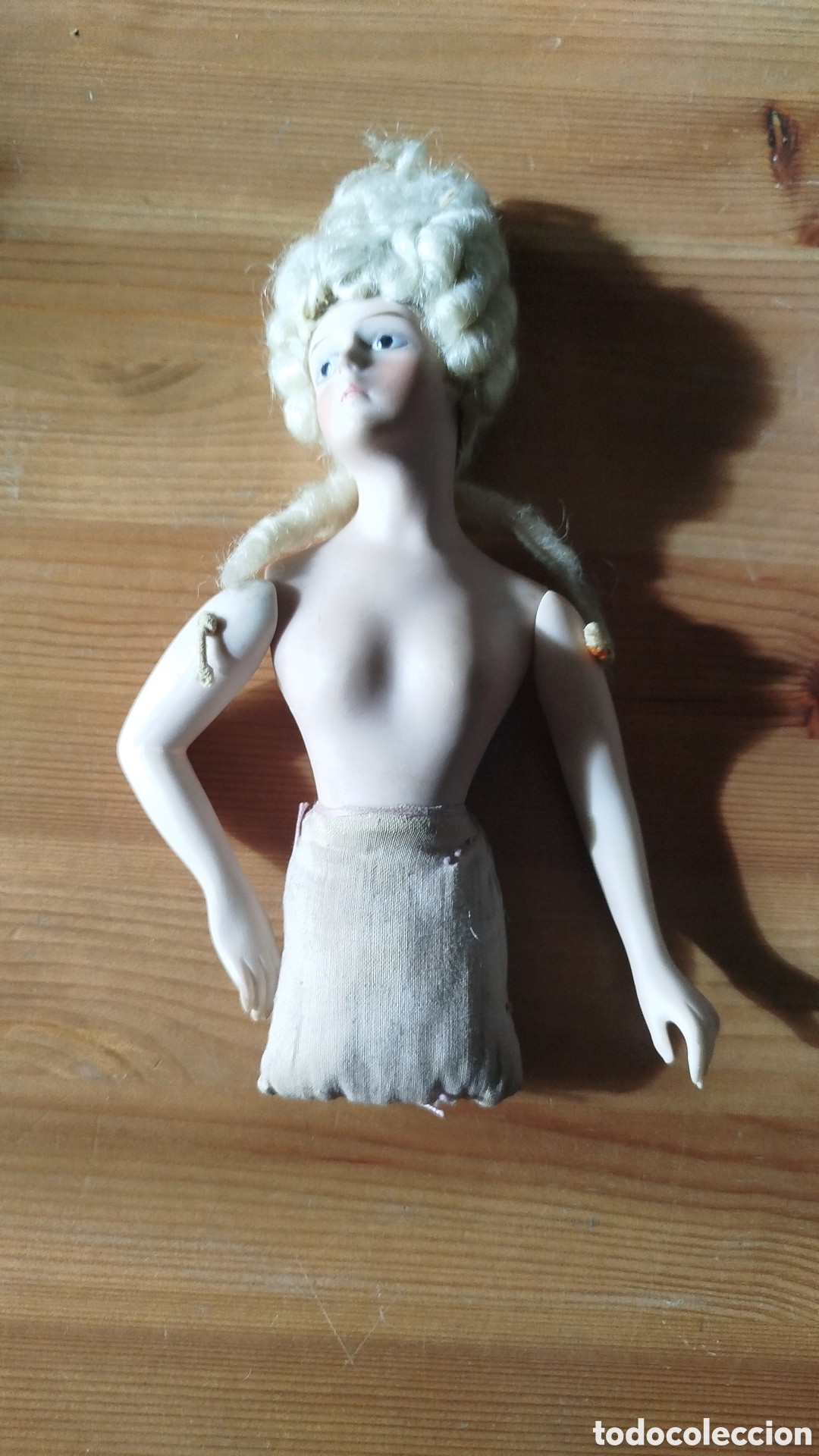 Mu&ntilde;ecas porcelana: Mu&ntilde;eca busto con gran peluca - Foto 3