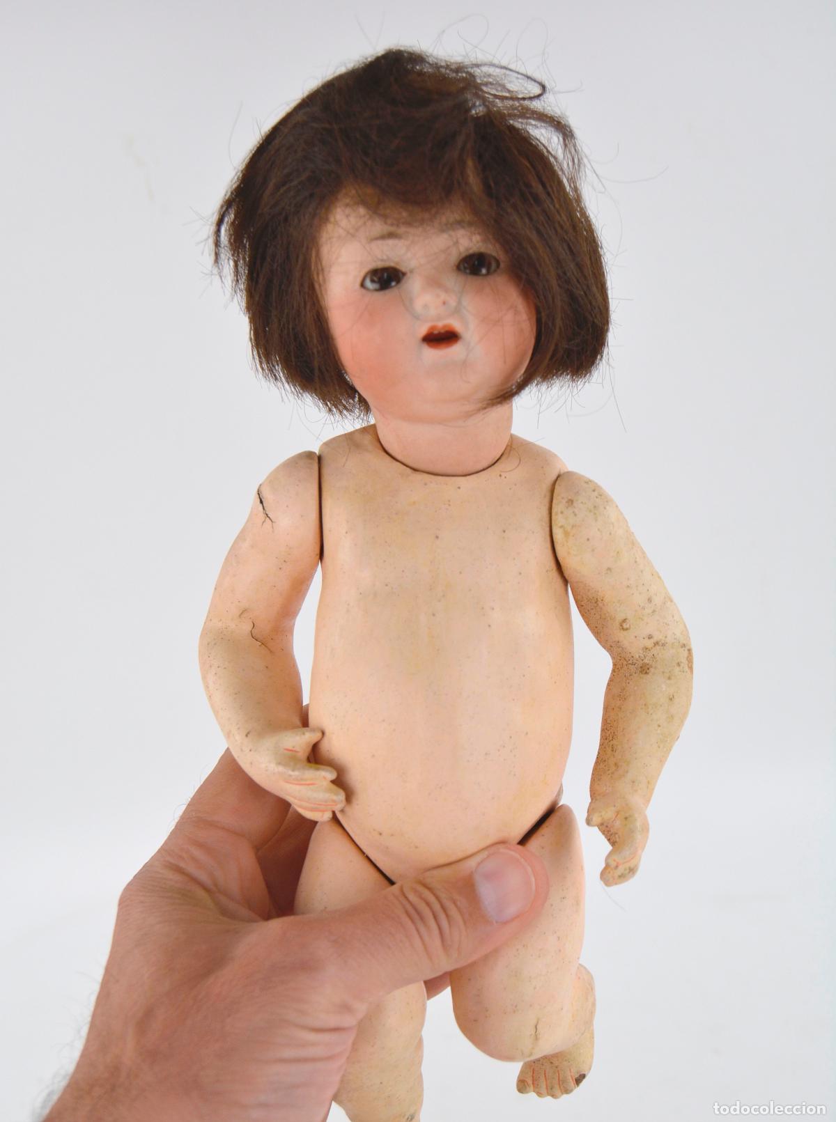 Mu&ntilde;ecas Porcelana: Mu&ntilde;eca antigua con cabeza de porcelana, principios del siglo XX, posiblemente alemana.