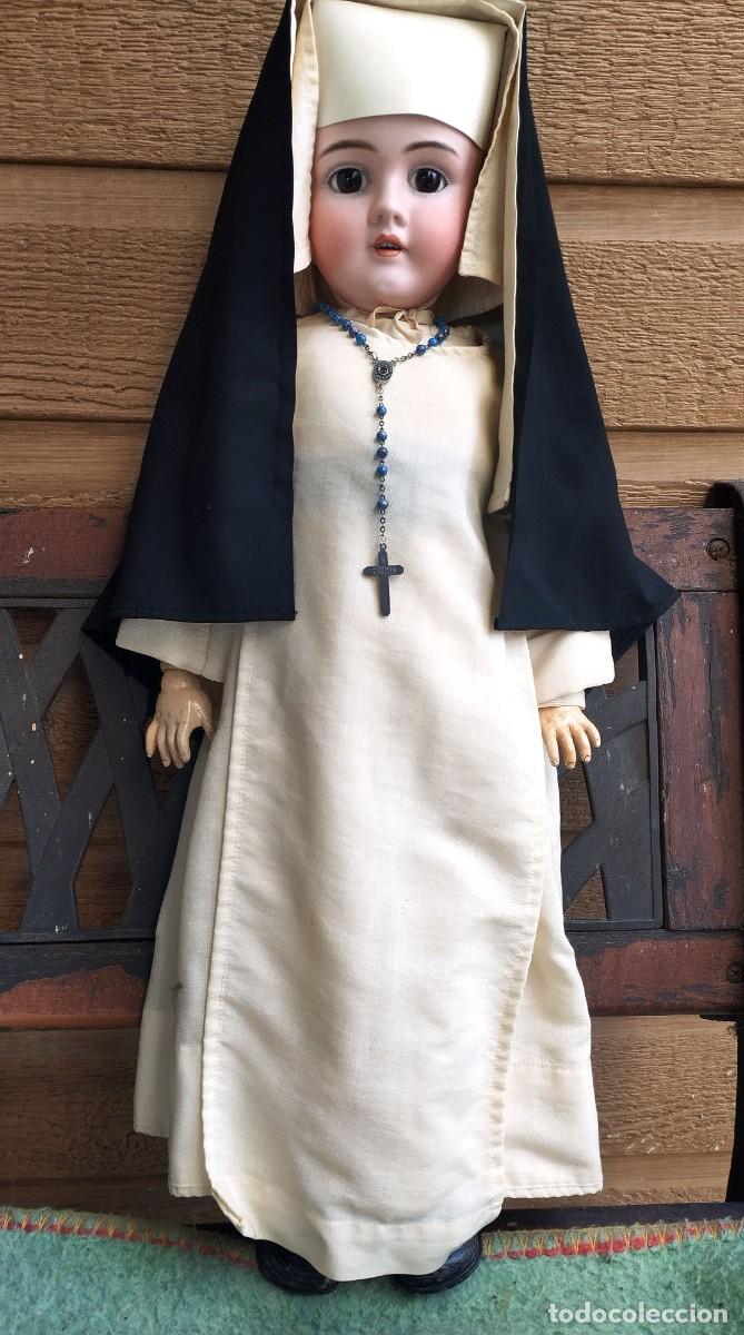 Mu&ntilde;ecas porcelana: Mu&ntilde;eca antigua porcelana Alemana vestida de monja