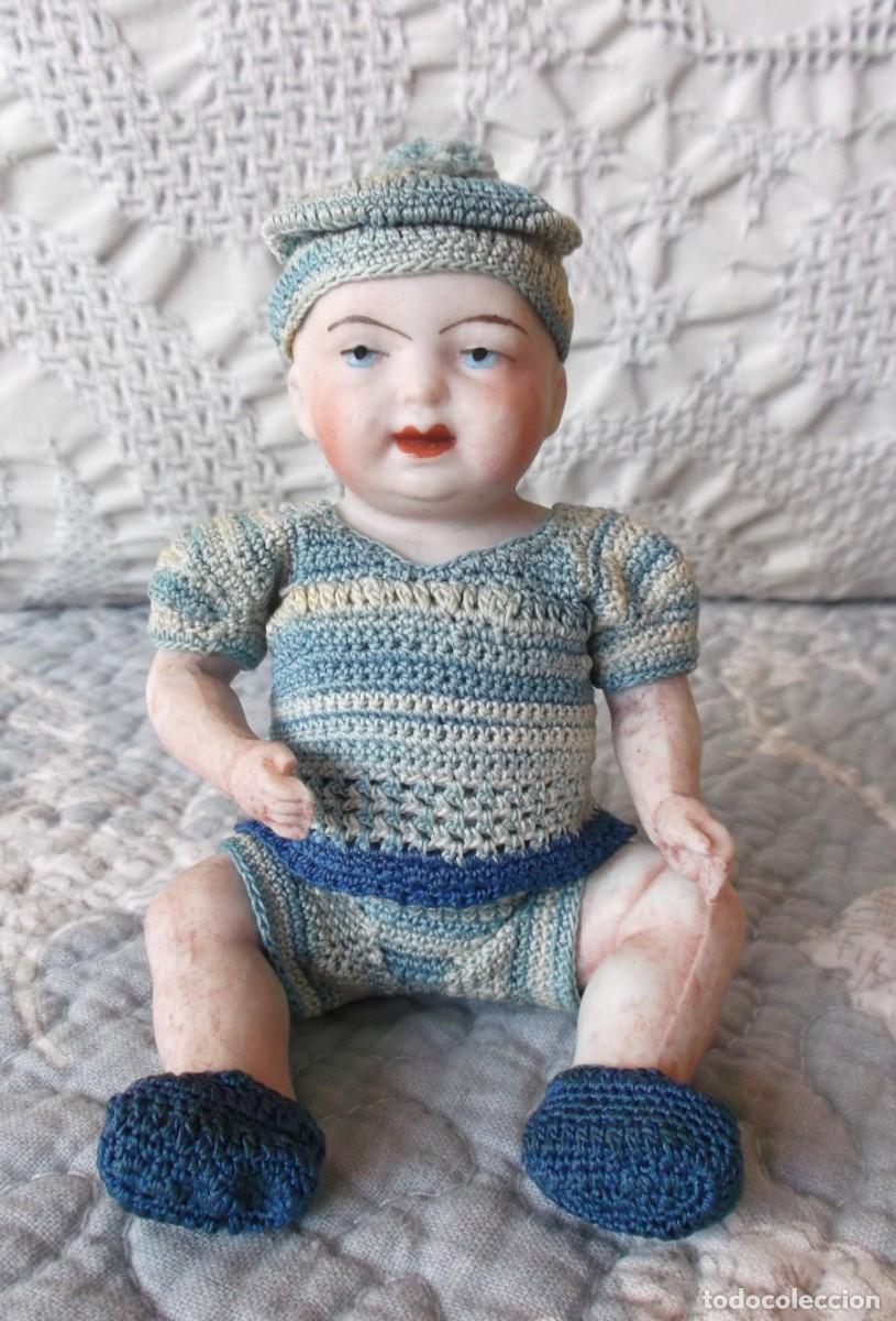 Mu&ntilde;ecas porcelana: Encantador mu&ntilde;eco antiguo ni&ntilde;o de porcelana alemana articulado, 13 cm