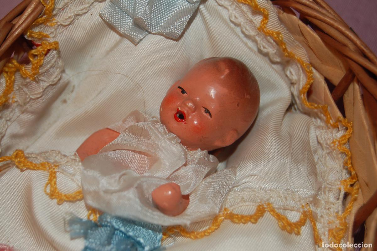 Mu&ntilde;ecas porcelana: CESTA CON BEBE ALEMAN DE PORCELANA
