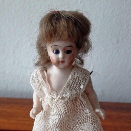 Muñeca antígua de biscuit para casa de muñecas