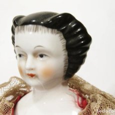 Muñecas Porcelana: MUÑECA DE PORCELANA CON EL CUERPO DE TELA. CD. 60 RUE MAZARINE. PARIS.. Lote 147764494