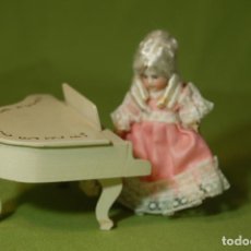 Muñecas Porcelana: MIGNONETTE 10CM CON PIANO DE MADERA