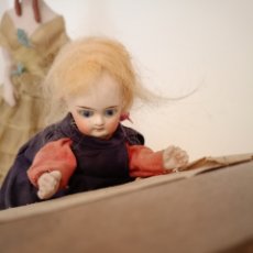 Muñecas Porcelana: MUÑECA FRANCESA EN PUPITRE SECRETER
