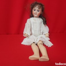 Muñecas Porcelana: MUÑECA FRANCESA ANTIGUO PIEDRA CARTON ARTÍCULADA. MIDE DE ALTO 57 CM