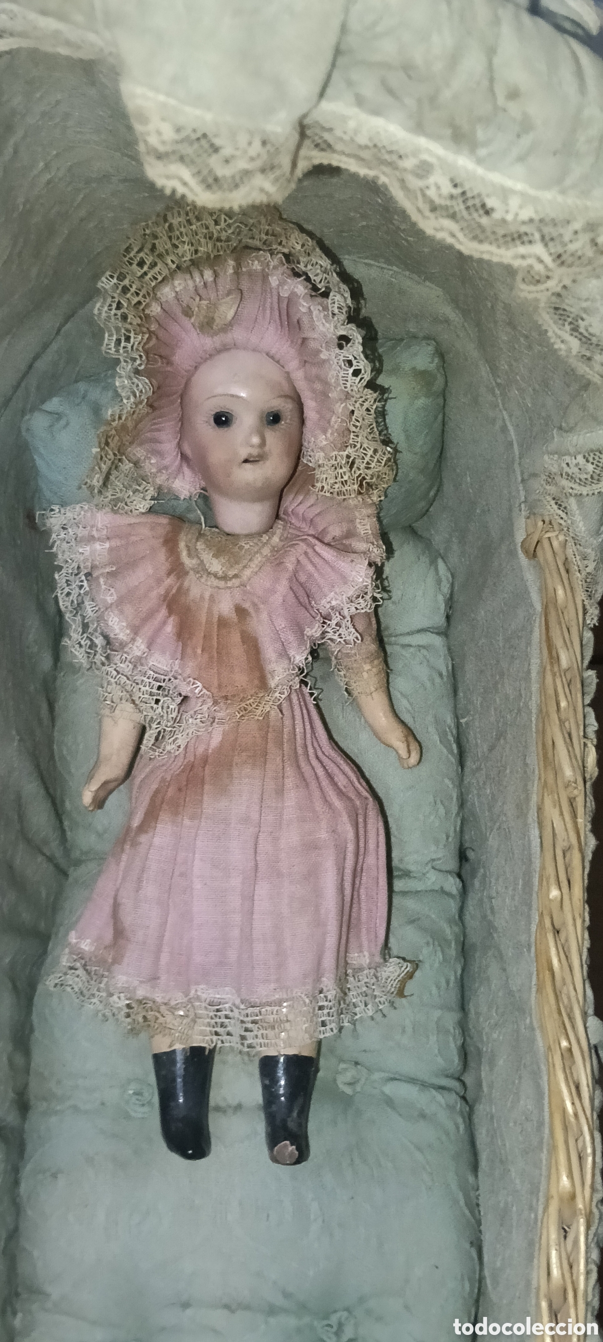 Mu&ntilde;ecas Porcelana: MU&Ntilde;ECA DE PORCELANA CON SU CUNA DE MIMBRE