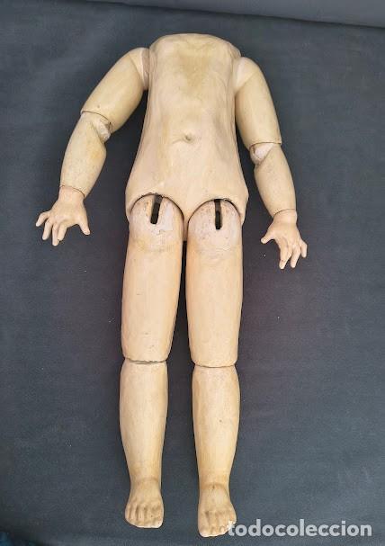 Mu&ntilde;ecas porcelana: Cuerpo articulado antiguo de una mu&ntilde;eca Jumeau, siglo XIX, Francia. 47 cm