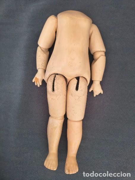 Mu&ntilde;ecas porcelana: Cuerpo articulado antiguo de una mu&ntilde;eca Jumeau, siglo XIX, Francia. 36 cm
