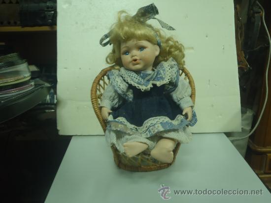 Mu&ntilde;ecas porcelana: MU&Ntilde;ECA DE PORCELANA CON SU SILLON - Foto 1