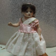 Bambole Porcellana: MUÑECA DE PORCELANA DE 14 CMS. CON PEANA. Lote 43423015