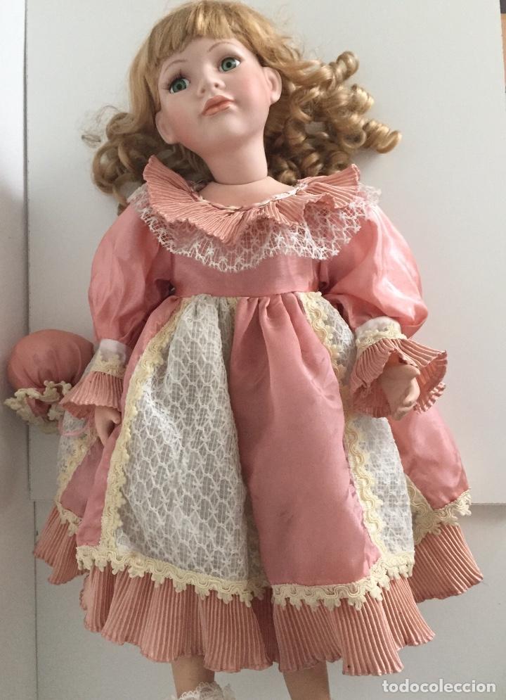 muñeca de porcelana bonita