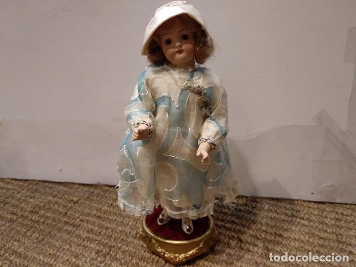 Muñecas Porcelana: ANTIGUA MUÑECA DE PORCELANA SOBRE PODIO O PEDESTAL