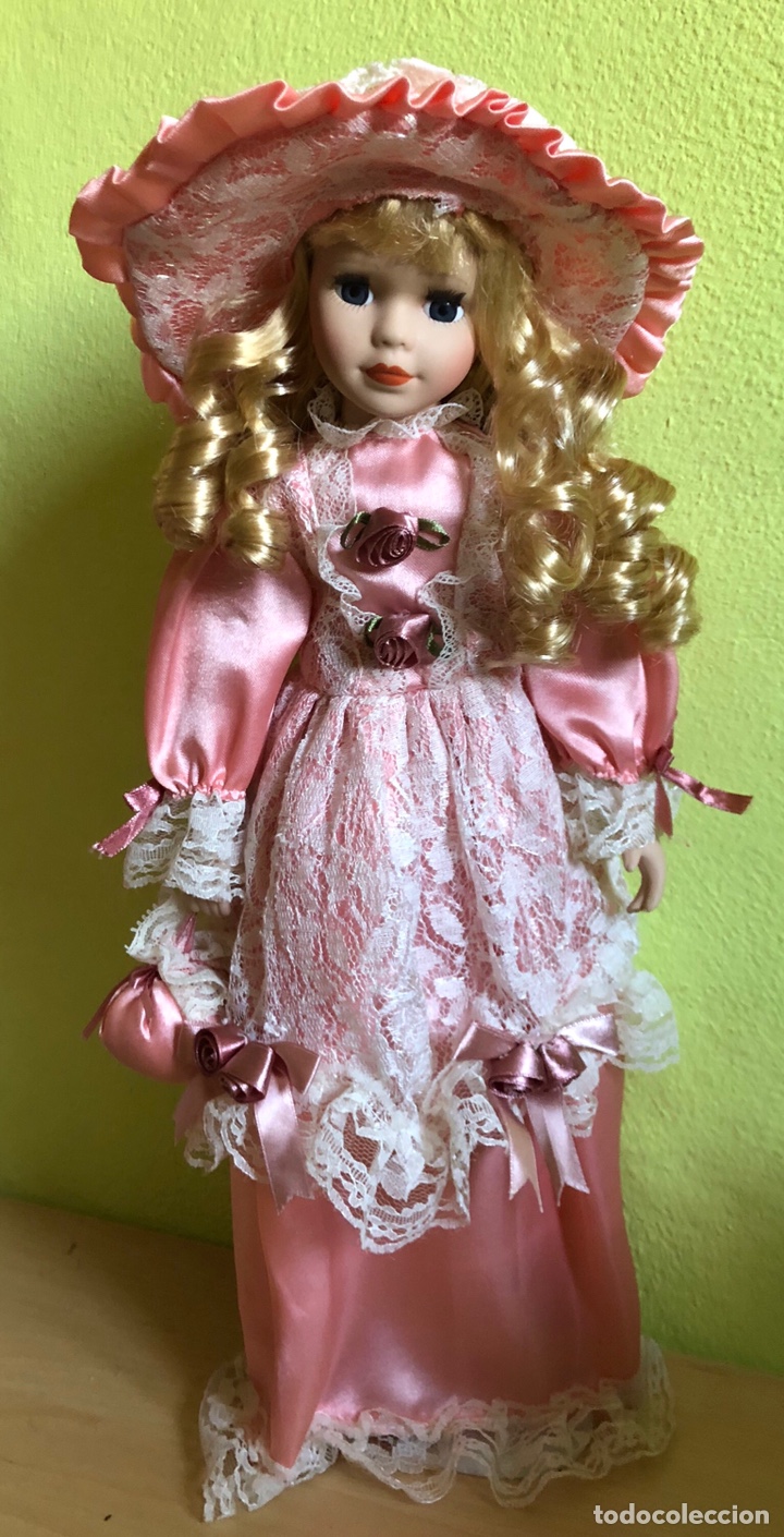 muñeca de porcelana bonita