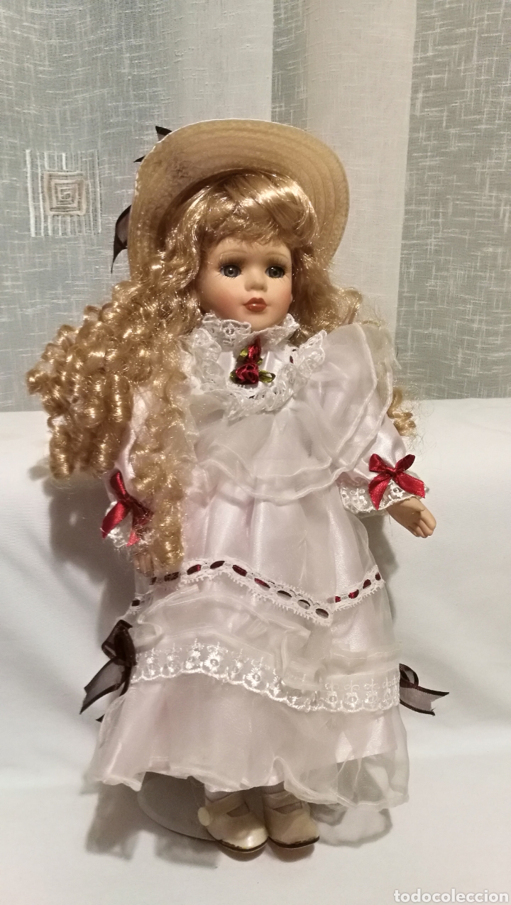 muñeca de porcelana bonita