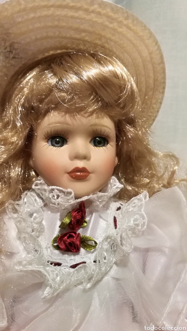 muñeca de porcelana bonita