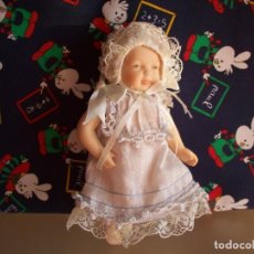Muñecas Porcelana: BEBE DE PORCELANA BISCUIT CON CAPOTA