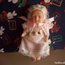 Muñecas Porcelana: BEBE DE PORCELANA BISCUIT CON CAPOTA Y LACITO ROSA