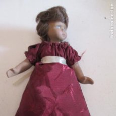 Muñecas Porcelana: MUÑECA DE PORCELANA NEGRA TRAJE BURDEOS - MIDE 15 CM
